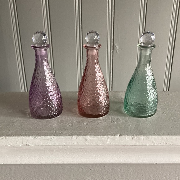NWT Trio of Pastel Color Pebbled Glass Decorative Bottles w/ Crystal 💎 Tops - Picture 17 of 17